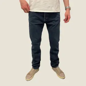 Snygga mörkblå jeans från H&M. Jeansen är i fint skick. Storlek 34. Modellen är 187cm. Fråga gärna vid funderingar!