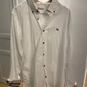 Eftertraktad Burberry skjorta i storlek XL men passar som L. Inte använd mer än ett tiotal gånger och inga flaws finns! Nypris 5500kr, mitt pris 999kr. Fråga kring minsta lilla fundering. 