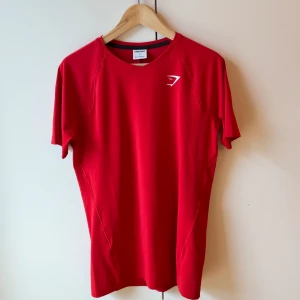 Gymshark muscle fit tee - Muscle fit tshirt från gymshark, grym passform. Använd fåtal gånger. 