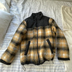 Mönstrad Jacka  - Mönstrad jacka från pull n bear. Inte så mycket mer å säga, oerfa skick använd fåtal gånger🤷‍♀️ Skick: 9/10