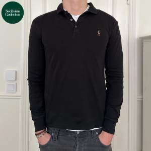 Långärmad Piketröja från Polo Ralph Lauren | Storlek: M - Skicket på tröjan är väldigt bra utan defekter - Vårat pris: 525kr - Nypris: 1,499kr - Modellen är 184cm och väger 78kg. 