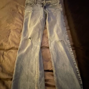 Weekday Jeans  - Weekday Jeans💗 St: 27/32 Köpte tidigare: Vinted Säljer: För stora  Straight leg med 2 hål Mid rise/low rise - beror lite på  Bra skick!