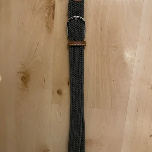 Grishbälte - Tjena, köpte bältet och använde den i typ en vecka sen tyckte jag inte den var snygg längre och därför säljer jag den. Den är i toppskick och nästan aldrig använd. Köparen betalar frakt.