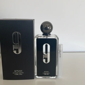 Säljer 5 ml av Afnan 9 pm🍦 - En fin vanilj doft som passar jätte bra om man är på fest👑🍦