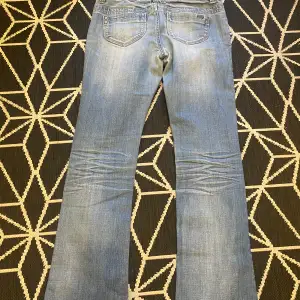 Skit snygga jeans men tyvärr för små. Väldigt bra skick och passar skit snyggt. Midjemått 72cm innerbenslängd 75 cm. Köpta för 750kr säljer för 400kr pris kan diskuteras.