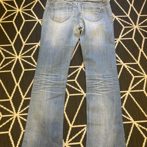 Low waist jeans  - Skit snygga jeans men tyvärr för små. Väldigt bra skick och passar skit snyggt. Midjemått 72cm innerbenslängd 75 cm. Köpta för 750kr säljer för 400kr pris kan diskuteras.