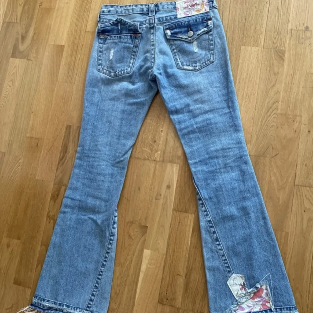 inside length size:83 cm waist: 40 cm missing one button on back pocket (i can meet up if you live within stockholm only  just so that you don’t have to pay for the delivery fee and will get the package sooner :). Jeans & Byxor.