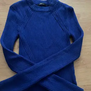 Färgglad mjuk tröja från Gina Tricot, aldrig använd 💙Slits i slutet av ärmarna