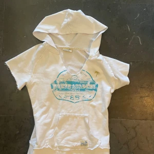 Huvtröja kortärmad med tryck - Så snygg och unik. Storlek s. Sitter som en smäck. 