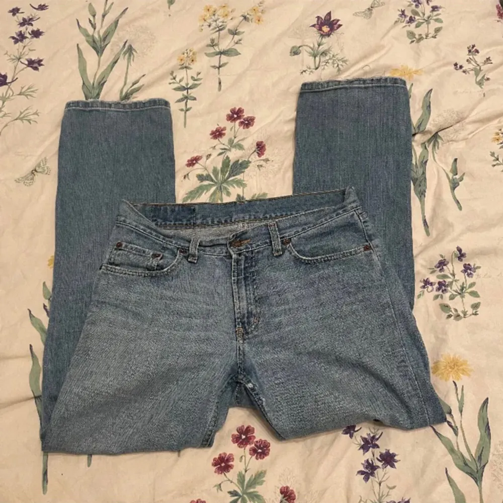 (Lånade bilder) säljer nu dessa jeansen som är köpta här på Plick, men säljer de nu då de va lite stora och inte satt så bra💕 priser kan diskuteras och hör av er vid  frågor mm💕💞 egna bilder kan fixas. Jeans & Byxor.