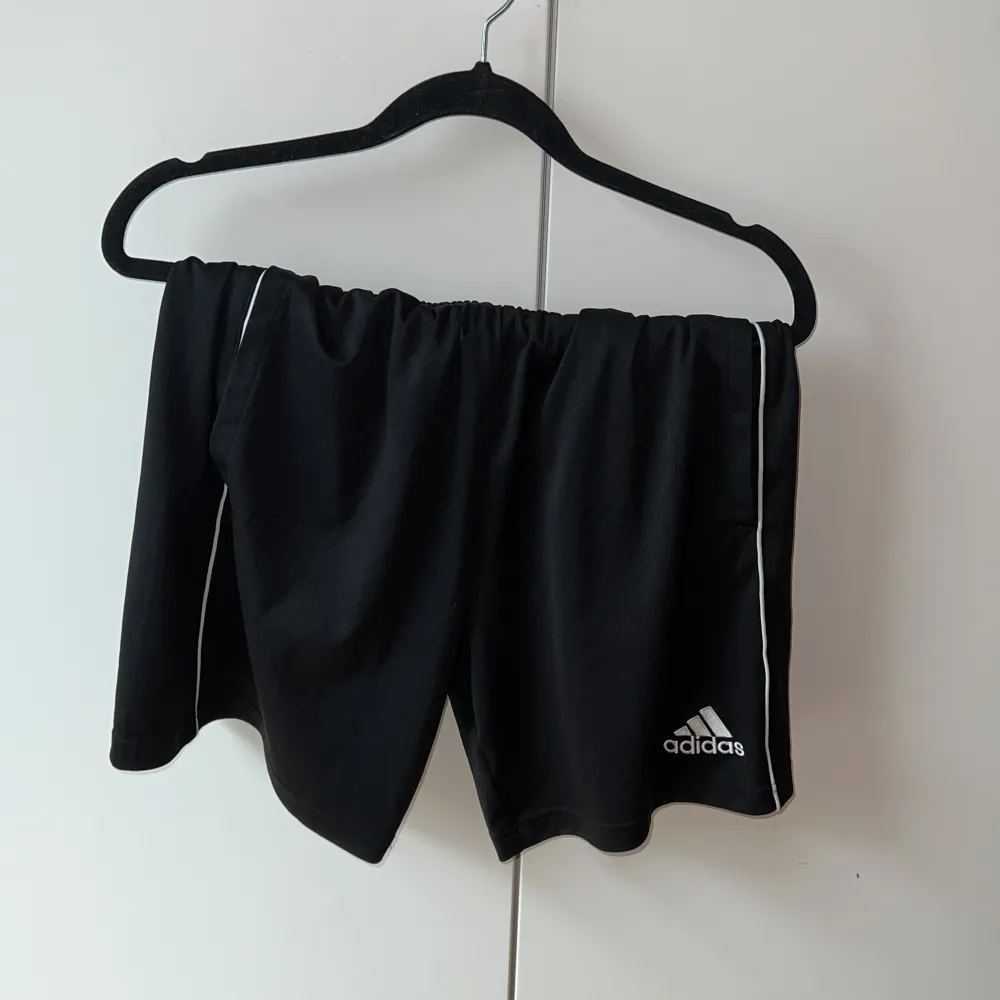 Adidas shorts du kan ha hemma eller i gymmet💣 sparsamt använt!  [ (OBS) om du köper fler varor bjuder jag på frakten🤌🏻]. Shorts.