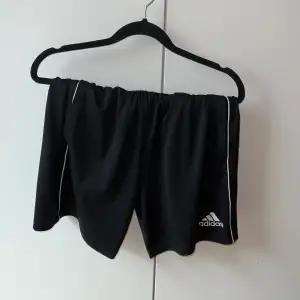 Adidas shorts du kan ha hemma eller i gymmet💣 sparsamt använt!  [ (OBS) om du köper fler varor bjuder jag på frakten🤌🏻]