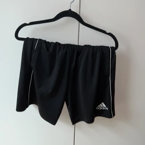 adidas shorts - Adidas shorts du kan ha hemma eller i gymmet💣 sparsamt använt!  [ (OBS) om du köper fler varor bjuder jag på frakten🤌🏻]