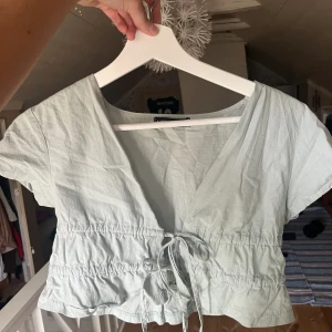 Söt topp - Söt topp i strl S. Skick är som nytt. Ljusgrön fin färg.