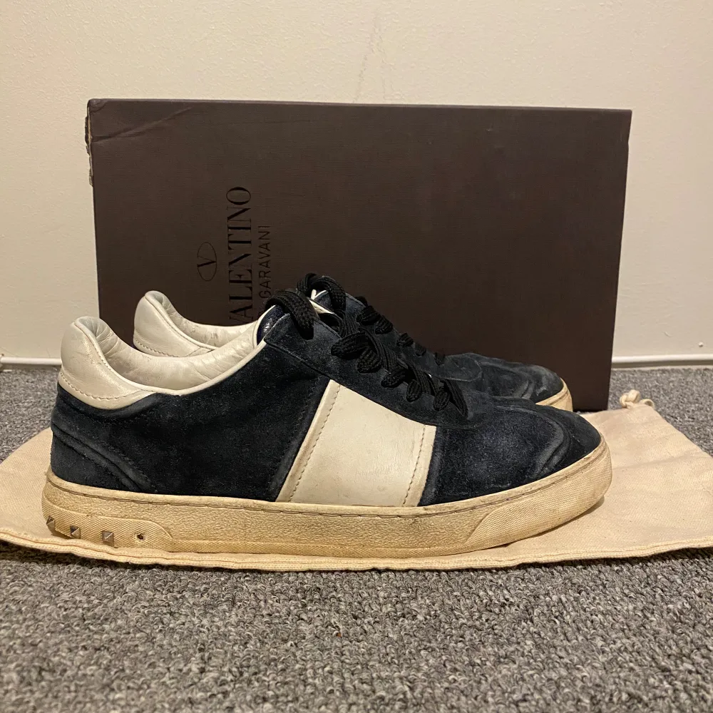 Hej, säljer nu mina valentino flycrews i bra skick. Original box ingår. Skorna har en Saltfläck på framsidan men det går att fixa hemma eller hos en skomakare. 2500kr. Skor.