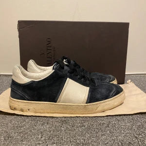Valentino flycrew - Hej, säljer nu mina valentino flycrews i bra skick. Original box ingår. Skorna har en Saltfläck på framsidan men det går att fixa hemma eller hos en skomakare. 2500kr
