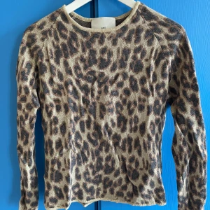 Tröja Mads Nørgaard  - Säljer en finstickad tröja från Mads Nørgaard i leopardmönster. Ullblandning. I gott skick! Storlek S.