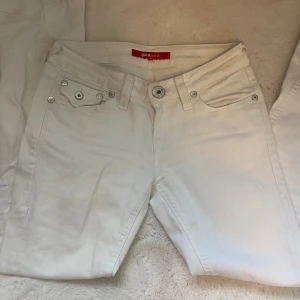 Low waist jeans från Gina  - Köpte byxorna på plick för ett tag sedan men var för små för mig. De är i storlek 26 vet dock inte längdmåttet men funkar bra på mig som är 165. I bra skick och tvättas innan jag skickar iväg. Sista bilden är inte min!