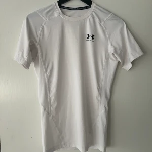 Under Armour Tränings Tröja - Endast använd ett par gånger och säljes pågrund av att storleken var för liten. 10/10 tillstånd Nypris ligger på 450kr 