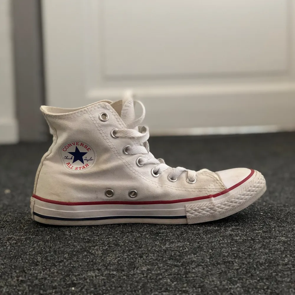 Säljer mina Converse skor då de sitter lite trångt. De är storlek 34 men jag som har 35/36 kan ha dem men de är lite små. Annars fint skick!☺️. Skor.