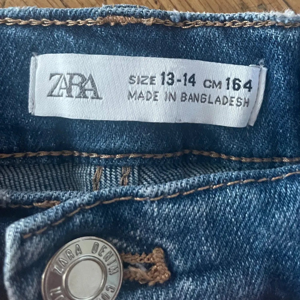 Jag säljer dessa jätte fina  jeansen som är Bootcut  från Zara. De är i storlek 164cm (13-14 år). De är i bra skick och har alltså inga defekter! Frakten står köparen för. . Jeans & Byxor.