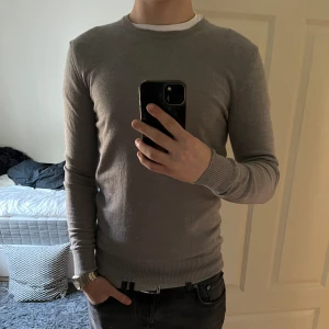 J Lindeberg stickad tröja - Säljer nu min tröja från J.lindeberg. Tröjan är 100% merinoull och är i bra skick. Storlek M men passar lite mindre. Kom dm om du har fler frågor!