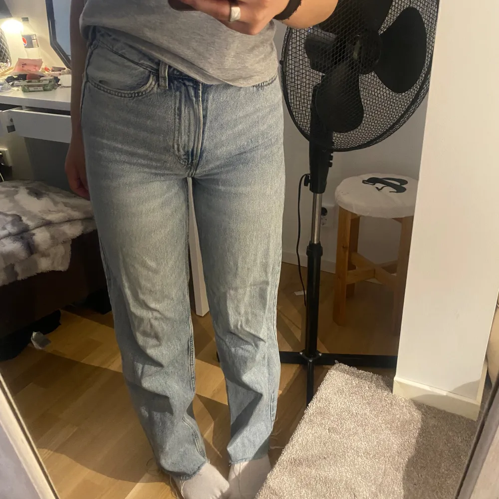 Super snygga jeans som tyvärr inte passar mig mer, från H&M köptes för 399 🥰 . Jeans & Byxor.