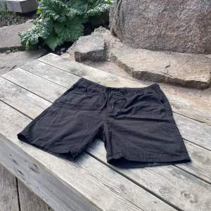 Tygshorts från HM i skönt och luftigt material, liknar linne. Perfekta inför sommaren, knappt använda skick 8/10. Är 177 och passar bra på mig. Säljer då jag inte använder dem. Skriv vid frågor eller fler bilder !!!