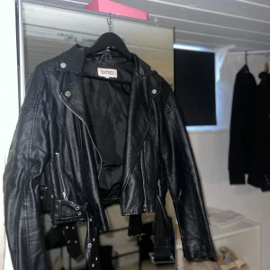 Skinnjacka - Säljer min skinnjacka som är för liten!  Nypris 599kr mitt pris 149 🤍