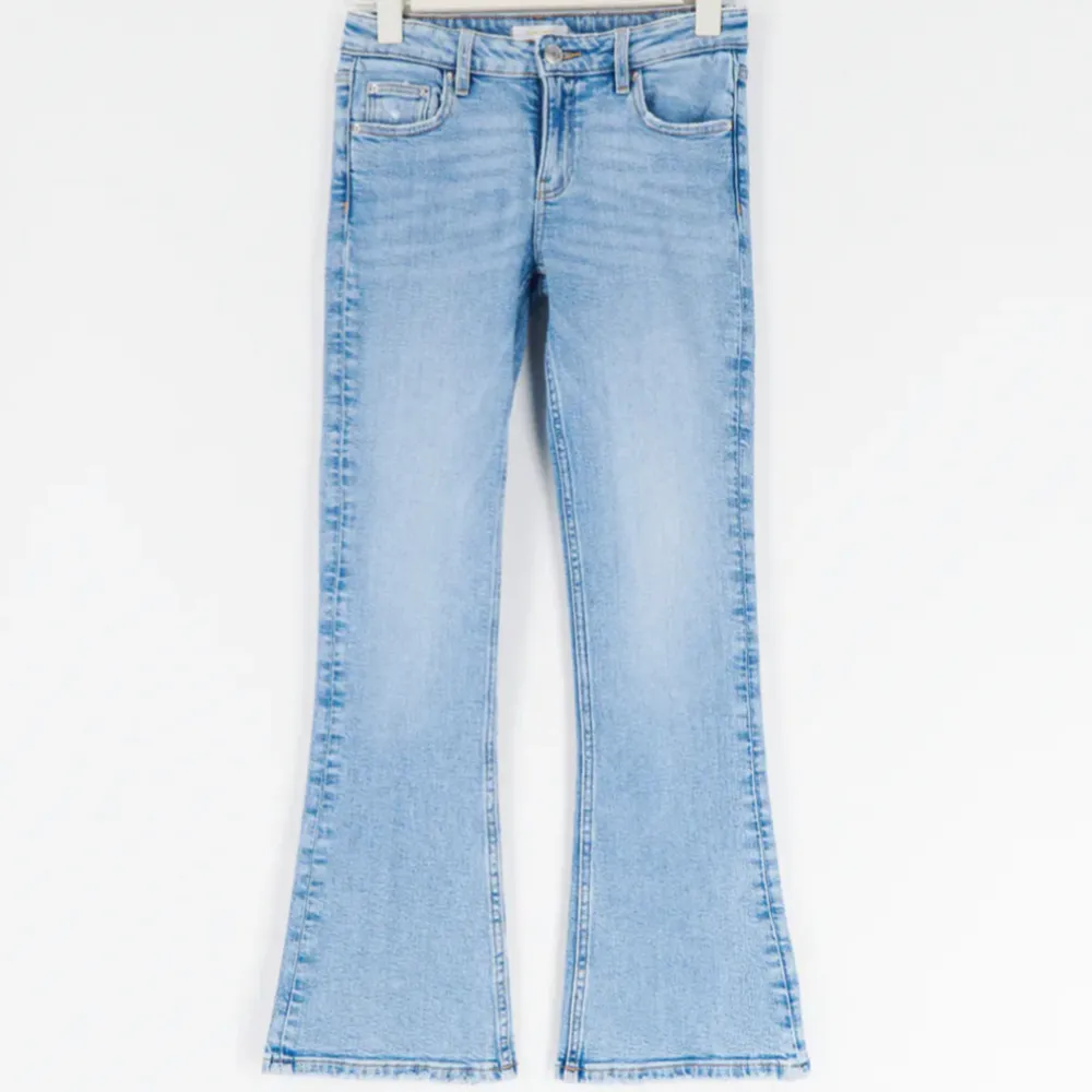 Bootcut lågmidjade jeans  ifrån gina young som jag it får användning för längre!💞💞passar mig som är ca 163cm!. Jeans & Byxor.