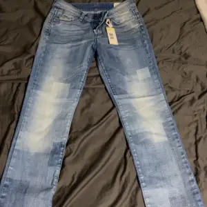 Hej! Jag säljer mina jeans som är helt nya med prislappen på:) det är ett par diesel jeans i storlek W: 25 och L:30. Nypris: 1100 och säljer dom för 600:) dom är oanvända:)