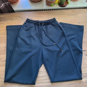 Joggers från Lindex - Superbekväma joggers från Lindex i marin/mörkblått. Sparsamt använda och passar stl 36/38. Hämtas i Råsunda eller skickas mot fraktkostnad.