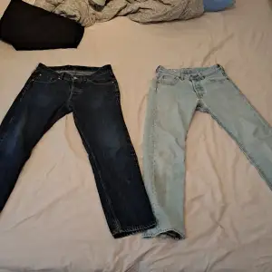 Två par jeans en ljusblå (levis 27/30) o en mörkare färg (tiger of sweden 31/32). Skriv om frågor, pris ej hugget i sten. 400 st 700 för båda.