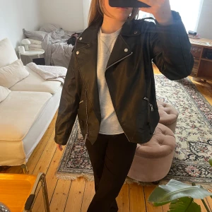 Skinnjacka/ bikerjacket Missguided - Så snygg jacka från Missguided som är slutsåld. Har tyvärr inte kvar bältet. 