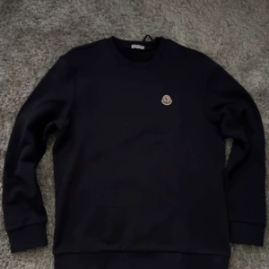 Moncler sweatshirt  - Hjälper en kompis sälja sin moncler sweatshirt och han köpte en av vän, därav vet han ej om den är äkta eller inte där med de bra priset, nfs tag funkar 