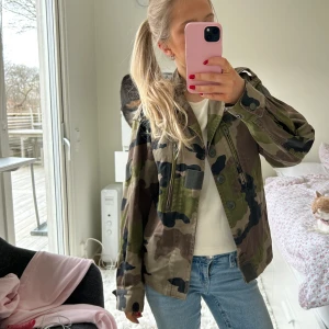 Kamouflage jacka - Så fin jacka i kamouflage/militärgrön färg💚💚