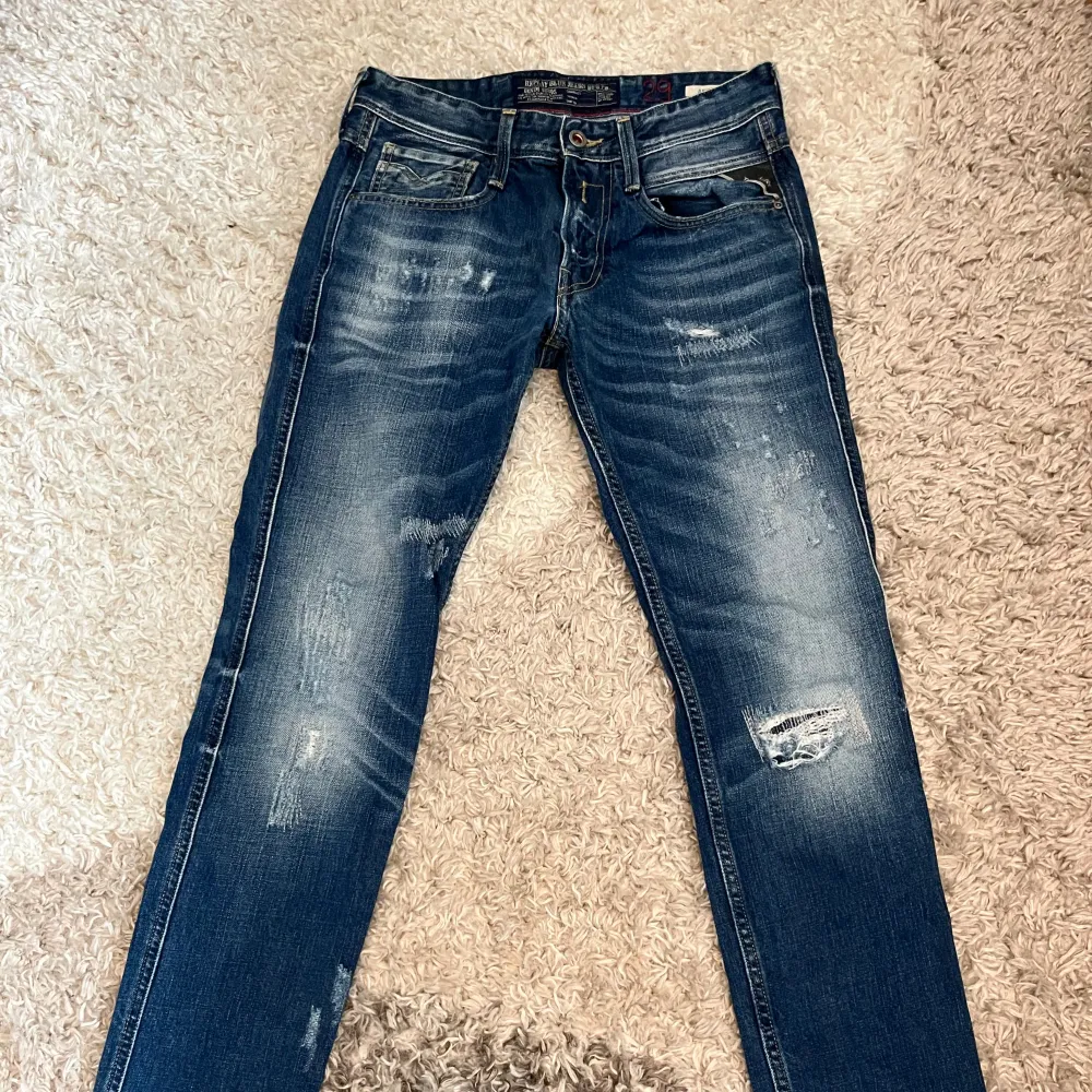 Tja😇säljer nu dessa överfeta Replay jeans med riktigt snygga slitningar🙌jeansen säljs inte längre 🤝 Modellen på bilden är 180 och väger 65✅‼️‼️Detta är nystartad resell så följ för att inte miss massvis med sköna plagg)‼️‼️. Jeans & Byxor.