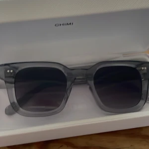 Chimi 04 grey - Snygga 04 grey jag säljer då jag inte passar i solglas ögon och köpte förra sommaren. Haft på mig lax 2 gånger alla orginal grejer medföljer.