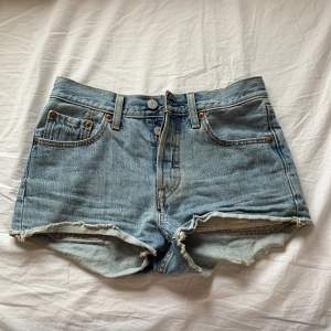 Perfekta jeansshorts till sommaren, finns inga storlekar skrivna men passar mig som brukar ha xs/s!! Skriv för fler bilder💗