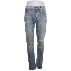 nudie jeans lean dean ljusblå med slitningar 🔥 i väldigt bra skick inga skador eller fläckar. nypris 1600 mitt pris 800 ej hugget i sten