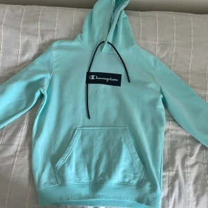 Champion hoodie - Säljer nu min knappt använda champion hoodie. Skicket är 8/10 med en liten fläck på baksidan av armen(tredje bilden). Köpt för 450kr och säljer nu billigt till kanske någons son eller lillebrorsa som är sugen!