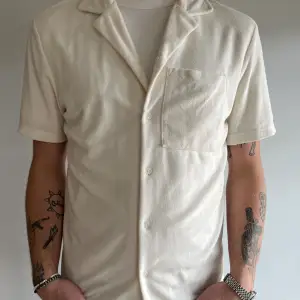 Vit frotté skjorta från H&M i storlek XL i gott skick
