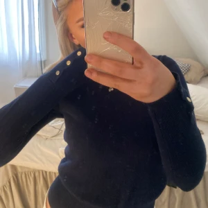 Marinblp stickad tröja - Marinblp stickad tröja ifrån Lindex 💗