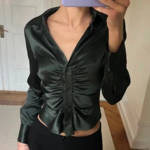 Skjort blus  - Säljer nu min fina skjorta från Zara i strl S. Använd fåtal gånger.