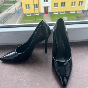 Svarta lack klackar - Använt 1 gång, säljer då jag har fått nya. Storlek 37