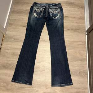 Super unikt miss me jeans som är bootcuts med fina detaljer både bakom och framme😍Midjemått är 38,5 cm och innerbenlängd är 83cm💐 Pris kan diskuteras.       🔺Har ett billigare alternativ i min profil 🔺
