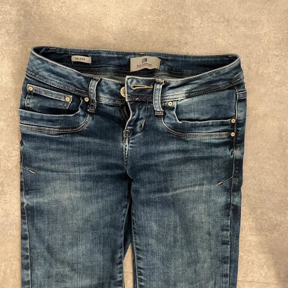 Säljer mina jätte fina lågmidjade ltb jeans i modellen valerie.  De är botcout.💕De är i en ganska bra skick och jag säljer de då de har blivit för små för mig. Skirv vid andra frågor och vid fler bilder 💞🩷. Jeans & Byxor.