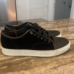 Lanvin st 42 - Säljer ett par lanvin i st 42. Skorna är i skicket 9/10. Skorna är självklart äkta. Tveka inte på att höra av dig vid funderingar, Mvh Levis 