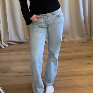 Jätte jätte snygga jeans från weekday i en ljusblå färg som passar perfekt nu till sommaren 😍lågmidjade och passar någon som är runt 160-165