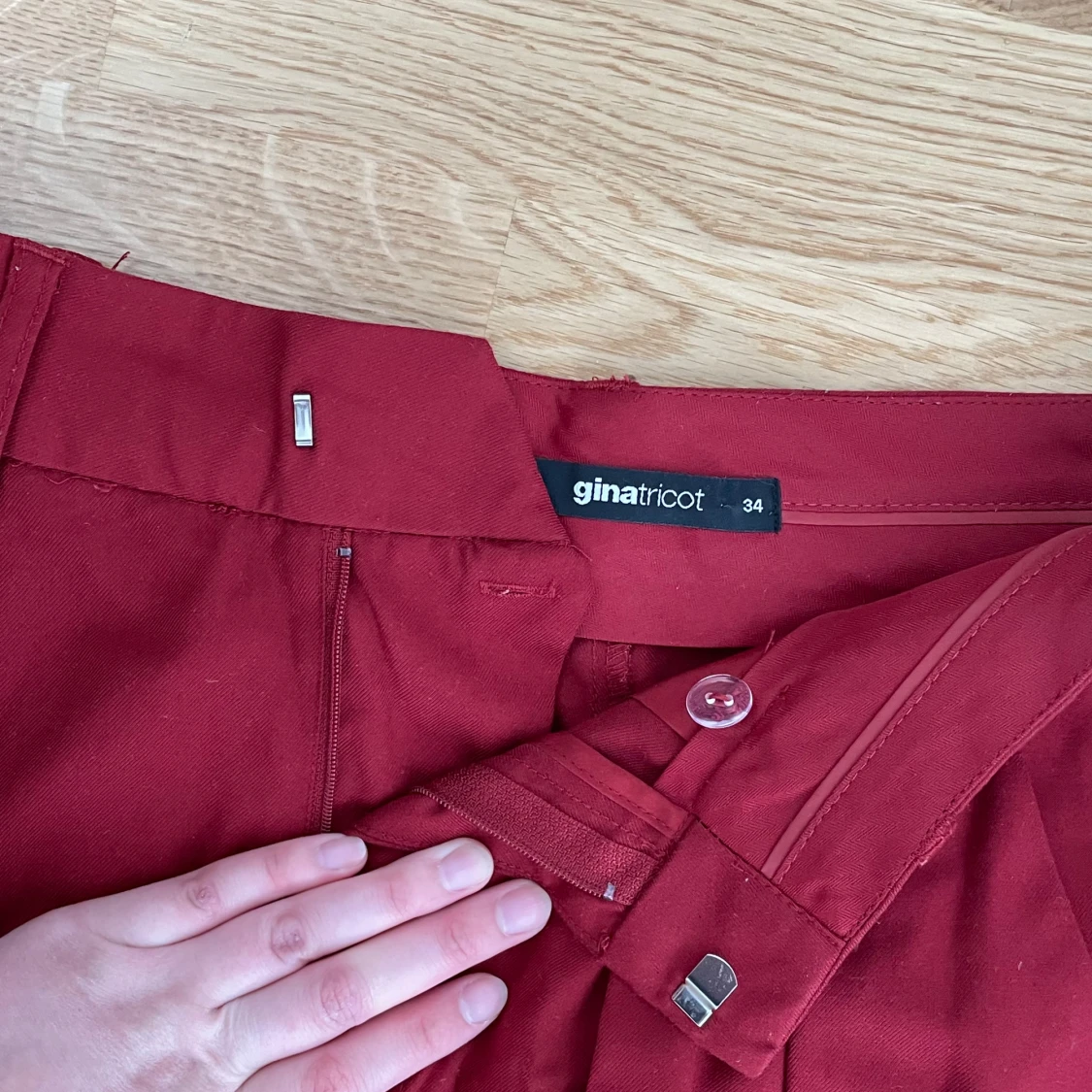 Röda kostymbyxor - 90
